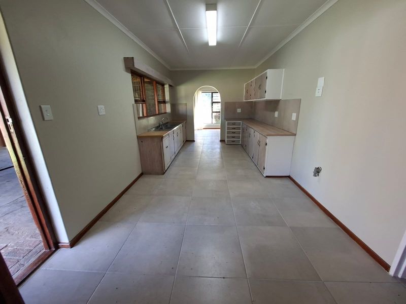 Spacious family home in Boskloof, Humansdorp! - Photo 8