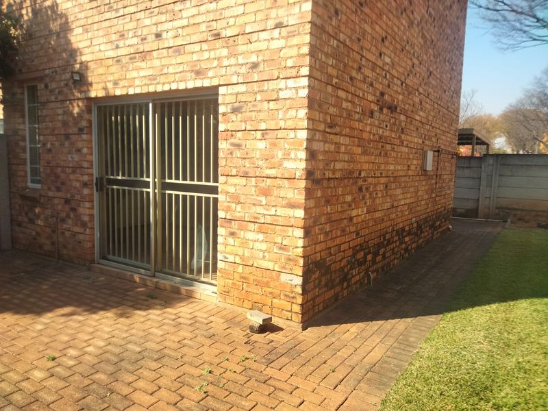 A Duplex Townhouse - Perfect Blend for Comfort and Convenience a 2bedroom - Photo 8