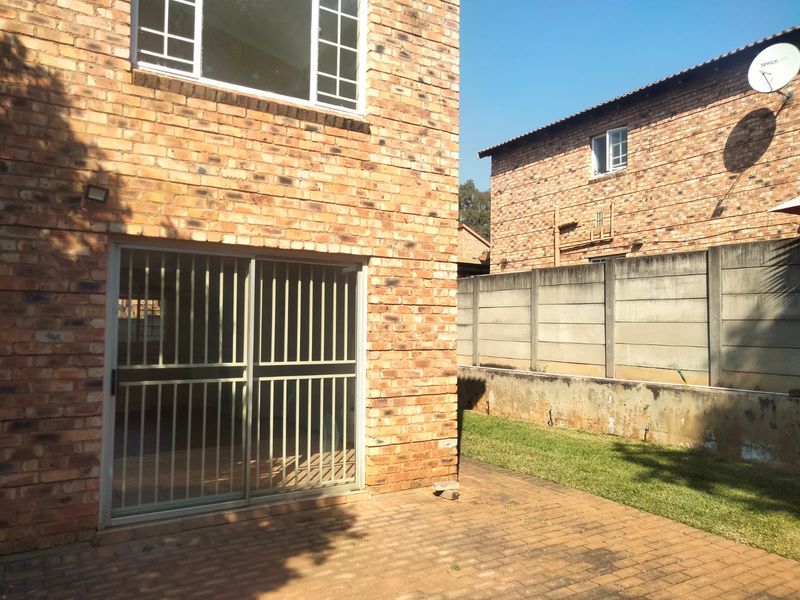 A Duplex Townhouse - Perfect Blend for Comfort and Convenience a 2bedroom - Photo 7