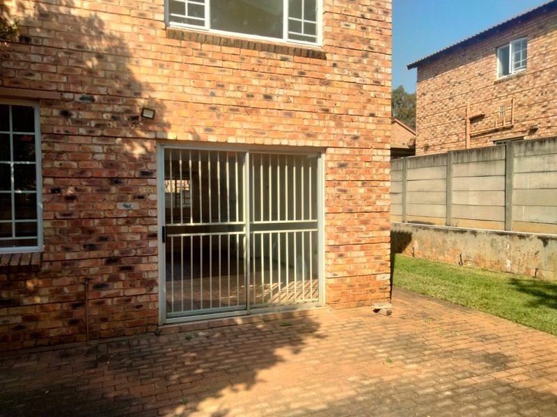 A Duplex Townhouse - Perfect Blend for Comfort and Convenience a 2bedroom - Photo 6