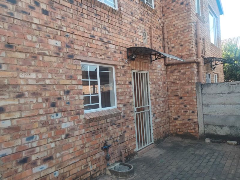 A Duplex Townhouse - Perfect Blend for Comfort and Convenience a 2bedroom - Photo 4