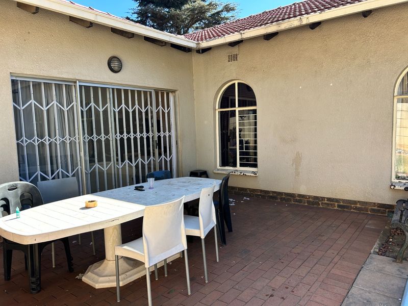 stunning family home for sale - Photo 2