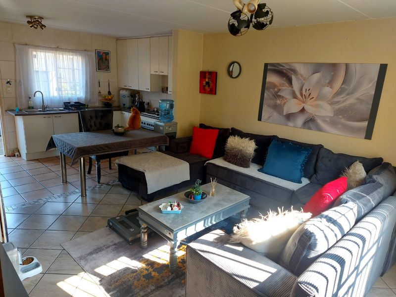 Charming 2-Bedroom Townhouse in a Secure Complex - Photo 10
