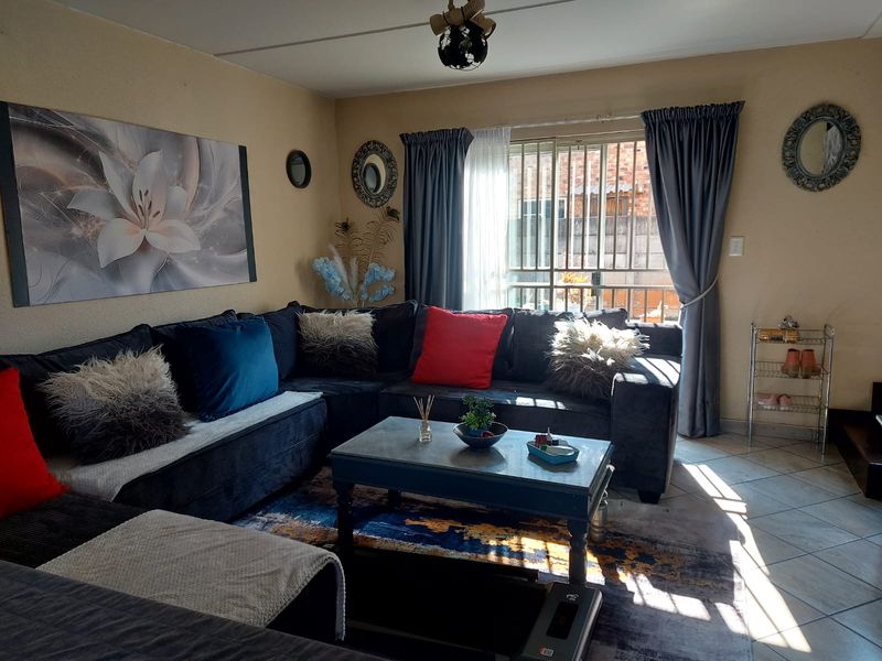 Charming 2-Bedroom Townhouse in a Secure Complex - Photo 8