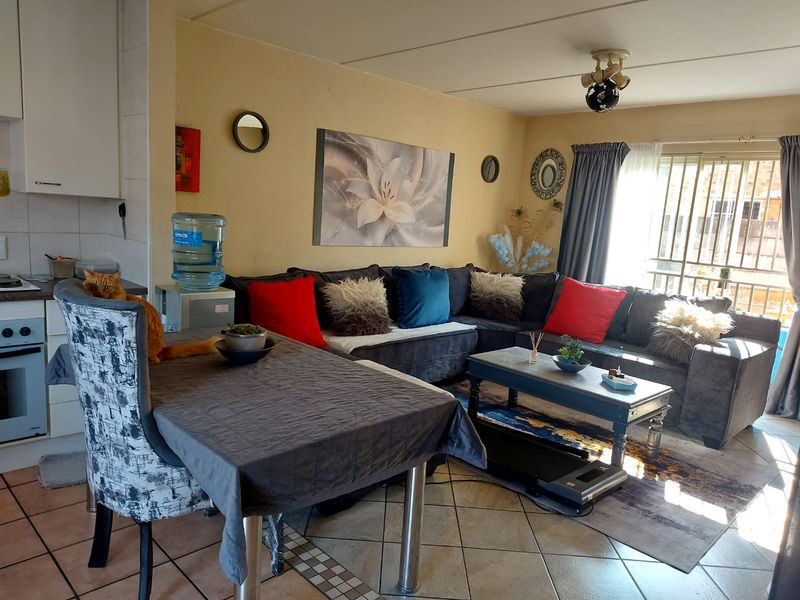 Charming 2-Bedroom Townhouse in a Secure Complex - Photo 9