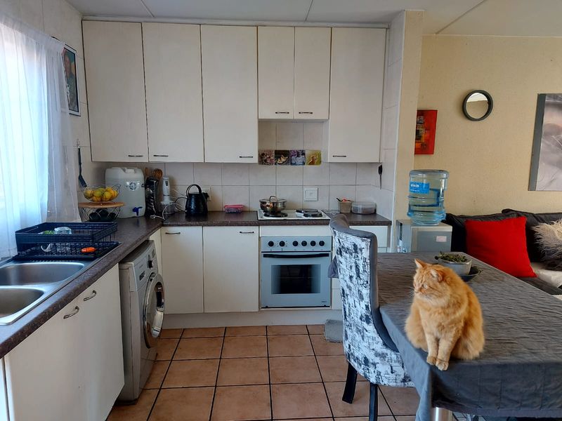 Charming 2-Bedroom Townhouse in a Secure Complex - Photo 3