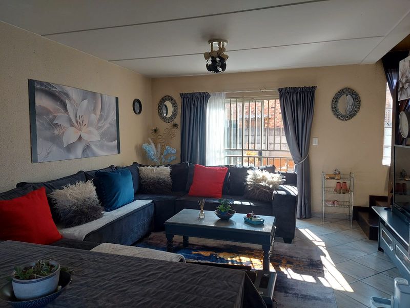 Charming 2-Bedroom Townhouse in a Secure Complex - Photo 7