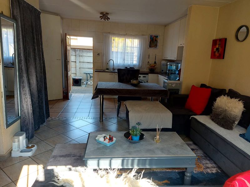 Charming 2-Bedroom Townhouse in a Secure Complex - Photo 6