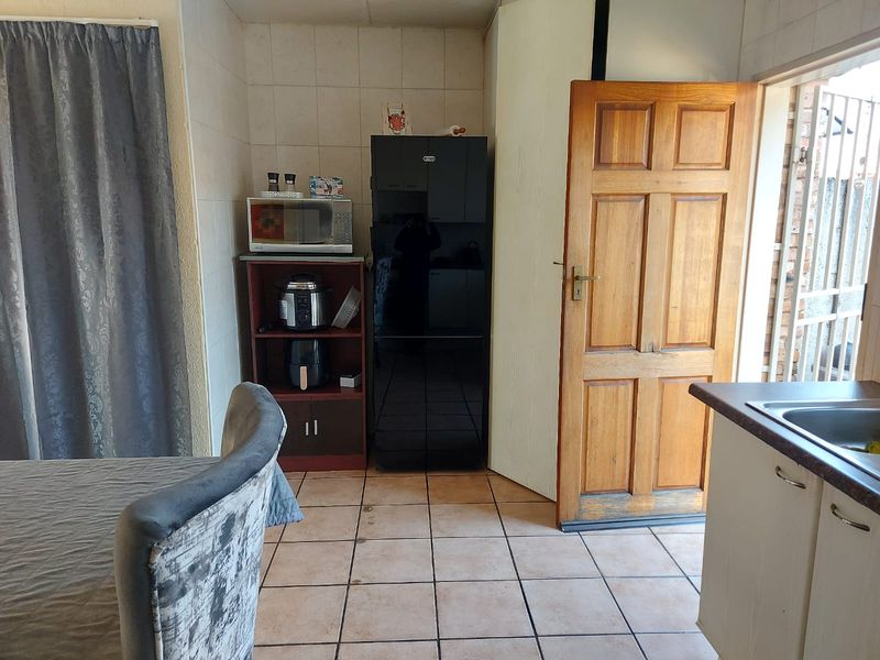 Charming 2-Bedroom Townhouse in a Secure Complex - Photo 2