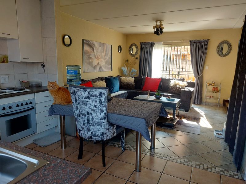 Charming 2-Bedroom Townhouse in a Secure Complex - Photo 5