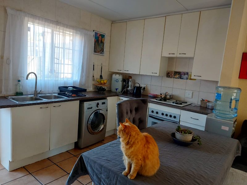 Charming 2-Bedroom Townhouse in a Secure Complex - Photo 4