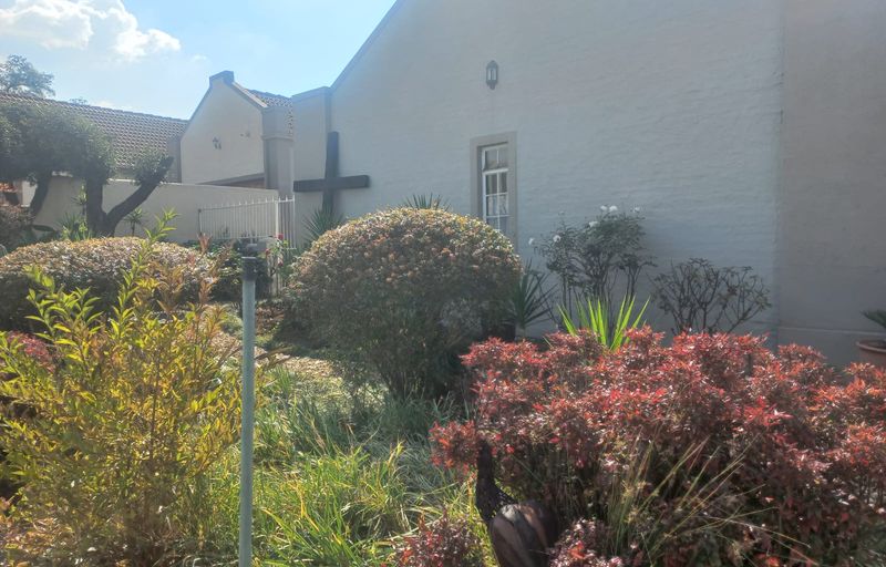 Modern 2-Bedroom Townhouse with Double Garage in Secure Heidelberg Central Complex