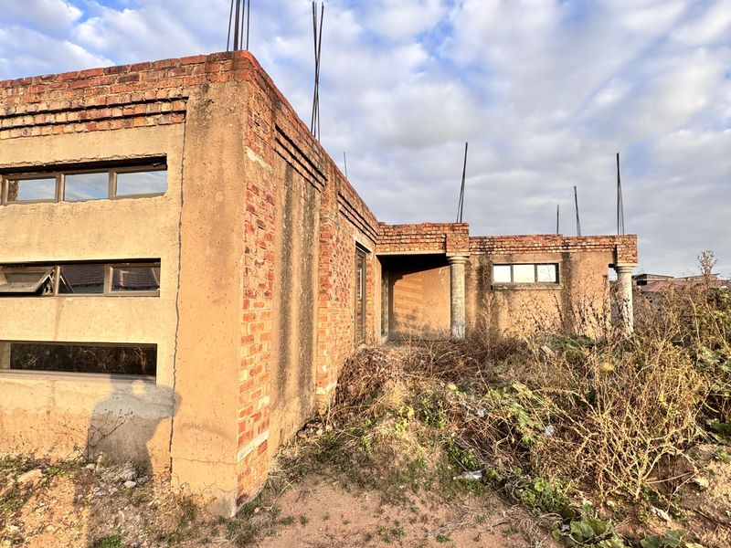 Incomplete 4-Bedroom Home on a Spacious 1264m2 Stand in Aerorand - Photo 4