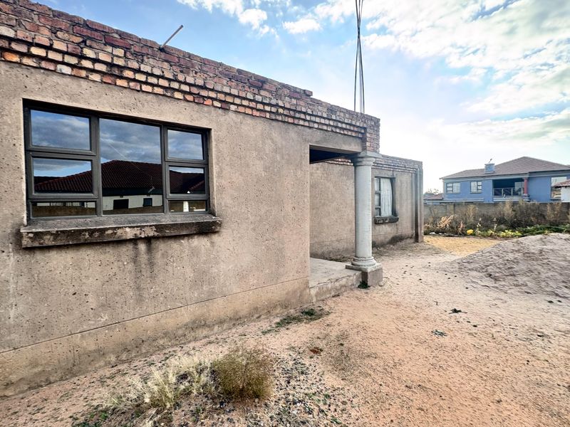 Incomplete 4-Bedroom Home on a Spacious 1264m2 Stand in Aerorand - Photo 2