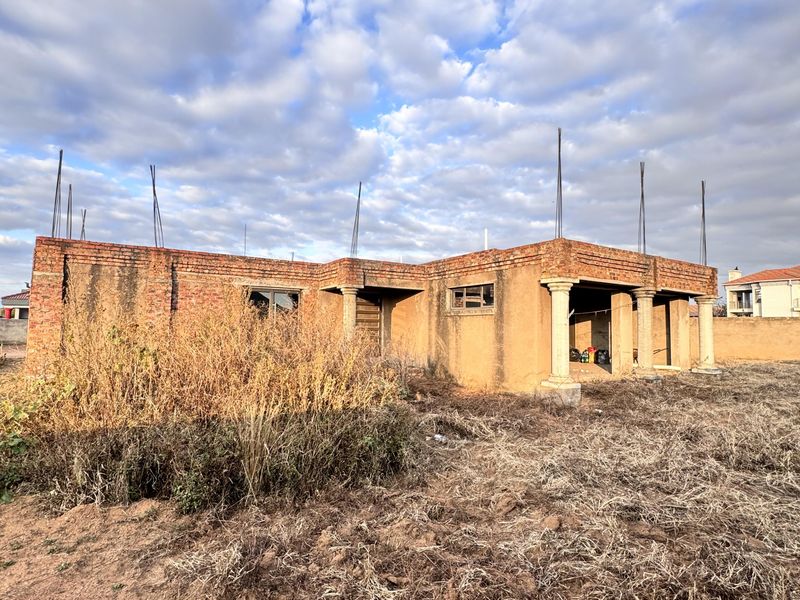 Incomplete 4-Bedroom Home on a Spacious 1264m2 Stand in Aerorand - Photo 5