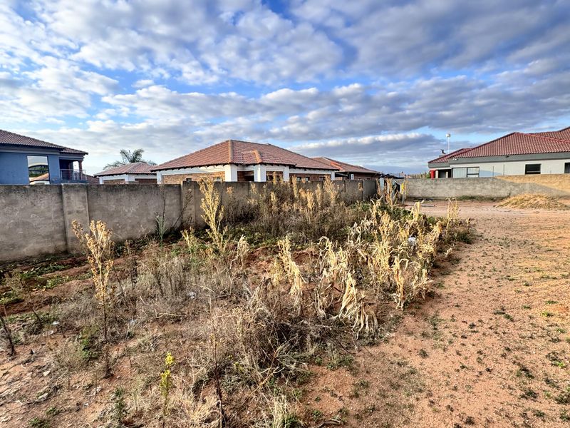 Incomplete 4-Bedroom Home on a Spacious 1264m2 Stand in Aerorand - Photo 8