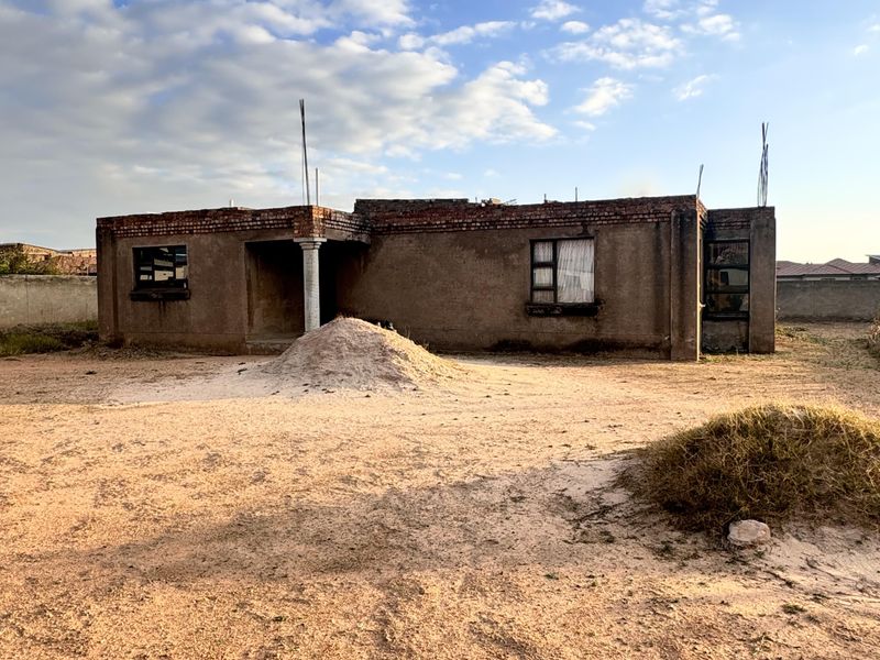 Incomplete 4-Bedroom Home on a Spacious 1264m2 Stand in Aerorand - Photo 9