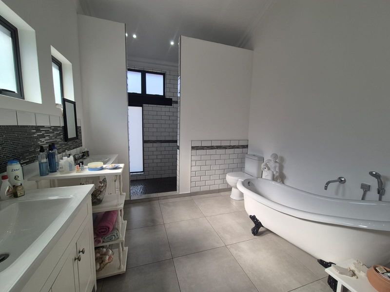MASSIVE RIVERFRONT GEM IN SECURED GOLF ESTATE - OFF-THE-GRID - Photo 6