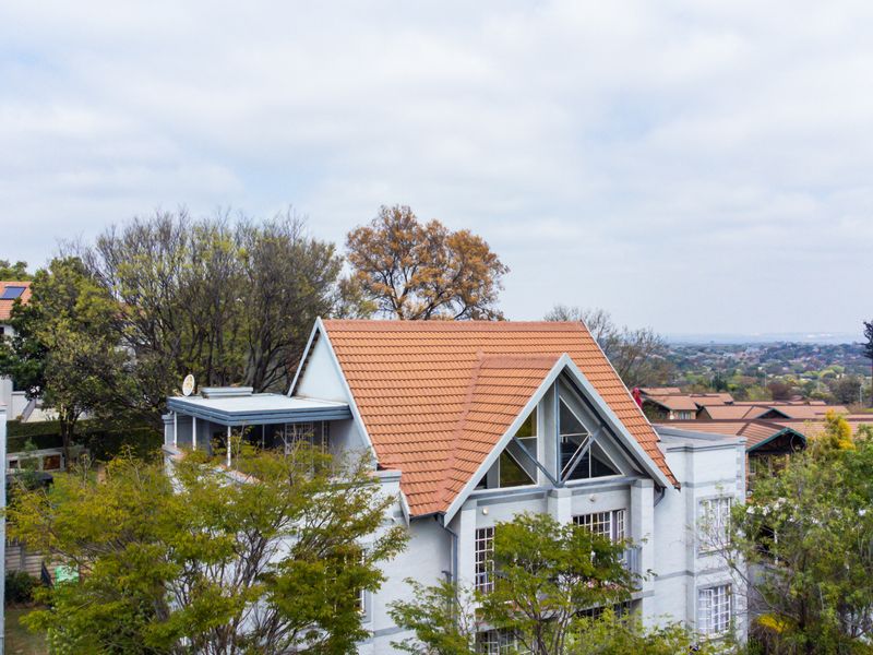 EXCLUSIVE MANDATE!  SUNSHINE, SPACE AND A LOFT TO LOVE! - Photo 4