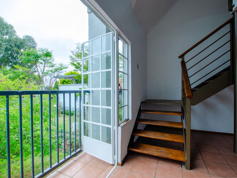 EXCLUSIVE MANDATE!  SUNSHINE, SPACE AND A LOFT TO LOVE! - Photo 2