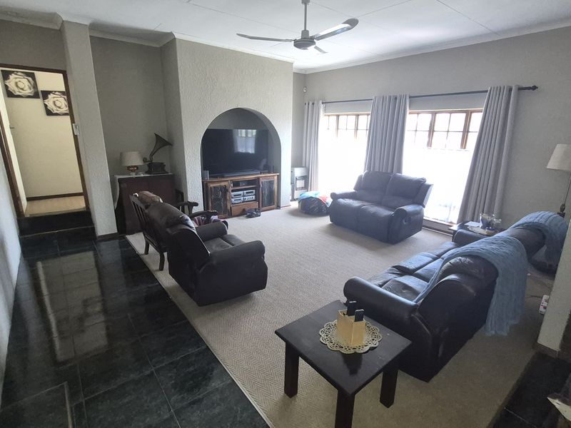 House with flat for sale in Highveld park ext 1 - Photo 5