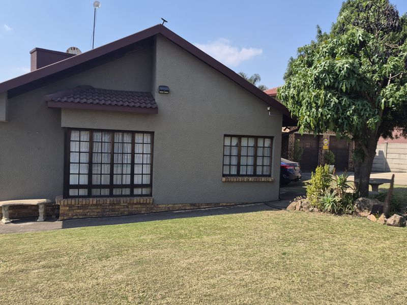 House with flat for sale in Highveld park ext 1 - Photo 2