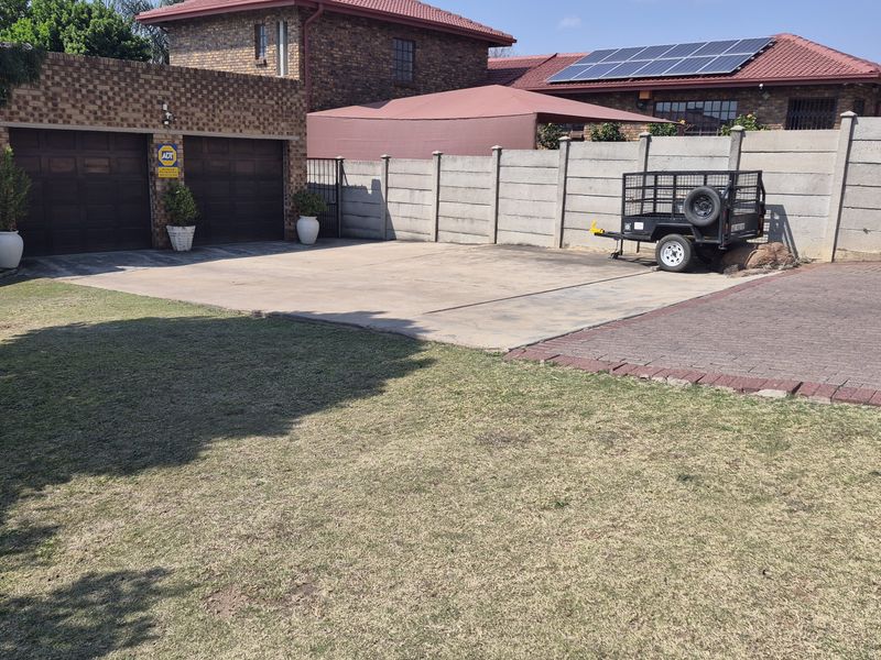 House with flat for sale in Highveld park ext 1 - Photo 3