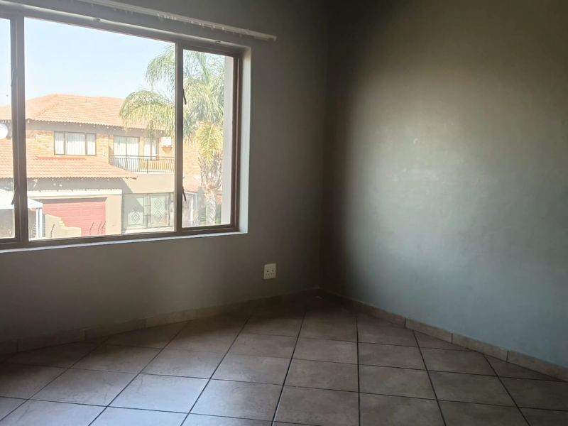 2-Bedroom, 2-Bathroom Top-Floor Apartment for Sale in Atlantic City, Sonneveld – R750,000 - Photo 9