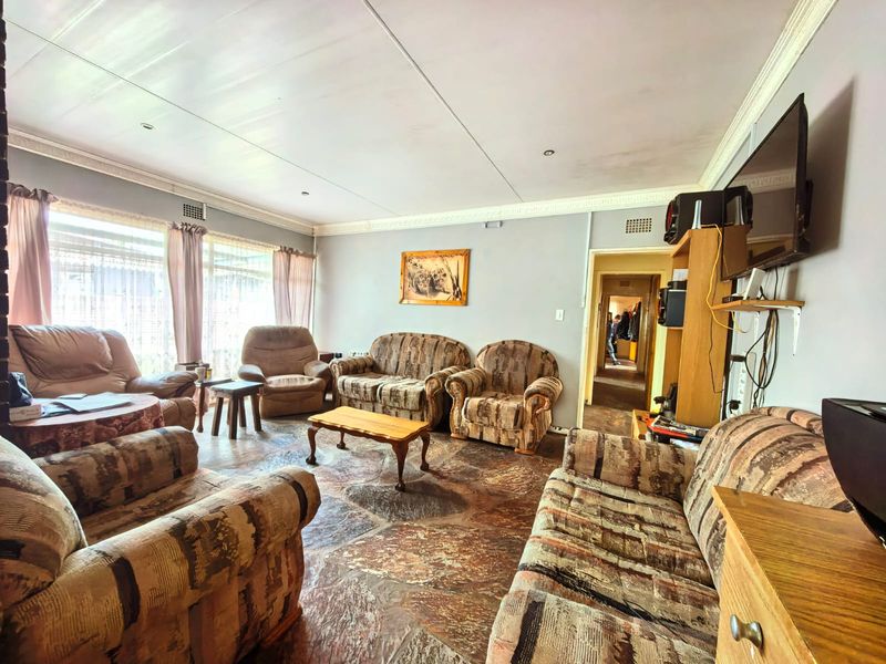Family house for sale in Sasolburg, walking distance to schools - Photo 5