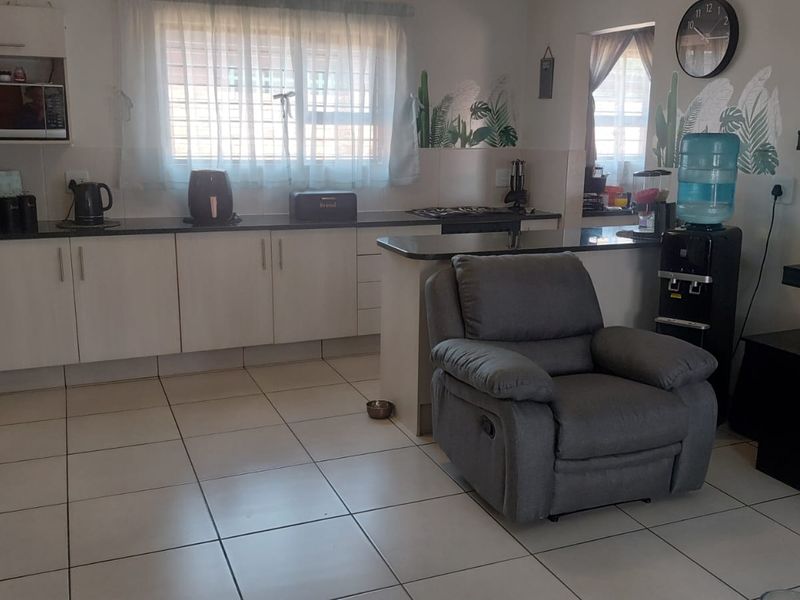Stunning, pet friendly family home in La Vie,Denneoord,Brakpan - Photo 10