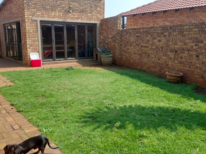Stunning, pet friendly family home in La Vie,Denneoord,Brakpan - Photo 5