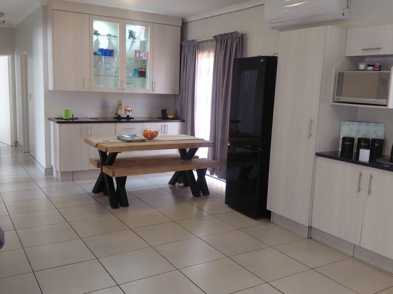 Stunning, pet friendly family home in La Vie,Denneoord,Brakpan - Photo 9