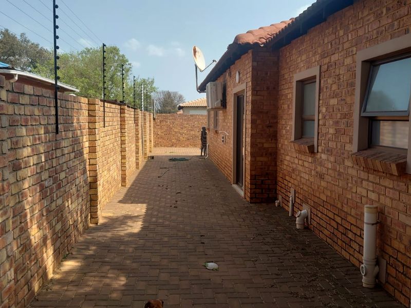 Stunning, pet friendly family home in La Vie,Denneoord,Brakpan - Photo 6