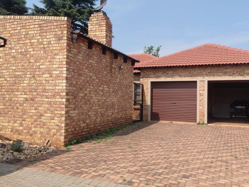 Stunning, pet friendly family home in La Vie,Denneoord,Brakpan - Photo 2