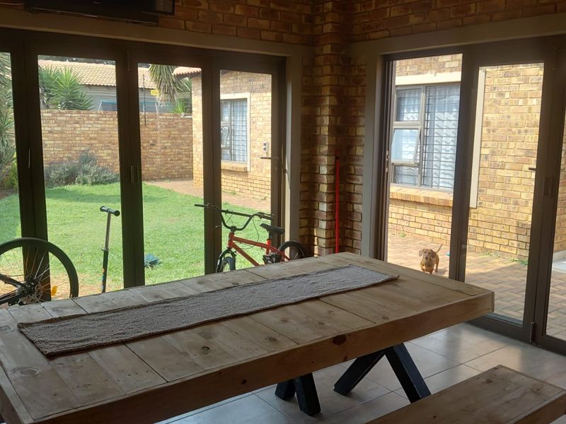 Stunning, pet friendly family home in La Vie,Denneoord,Brakpan - Photo 4