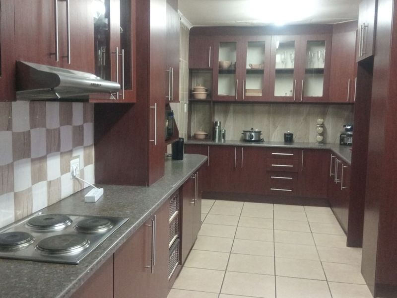 SPACIOUS FAMILY HOME WITH 2-BEDROOM FLAT – VANES ESTATE, UITENHAGE - Photo 2