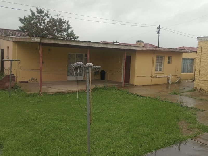 SPACIOUS FAMILY HOME WITH 2-BEDROOM FLAT – VANES ESTATE, UITENHAGE - Photo 3