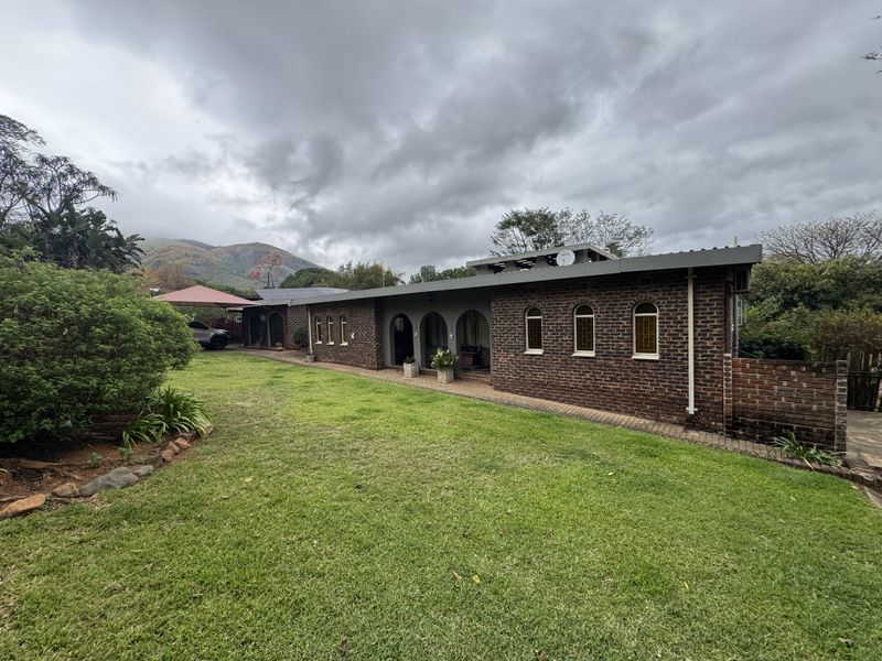Spacious and Modern Family Home on a Large 1,927m2 Stand! - Photo 4