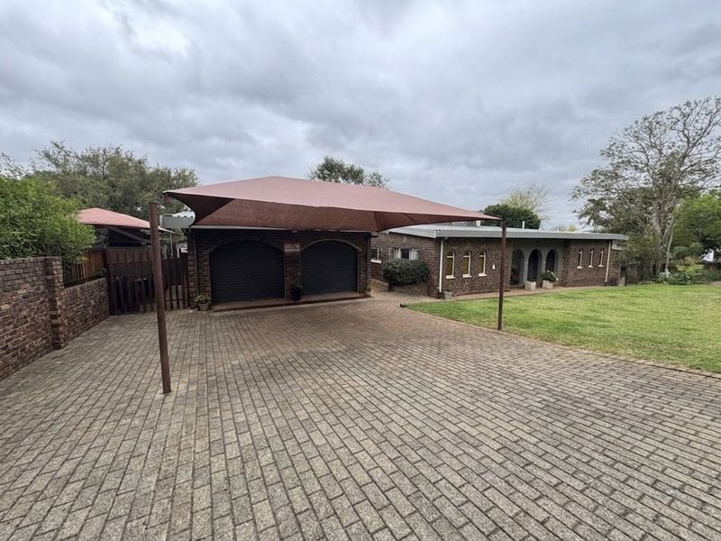 Spacious and Modern Family Home on a Large 1,927m2 Stand! - Photo 3