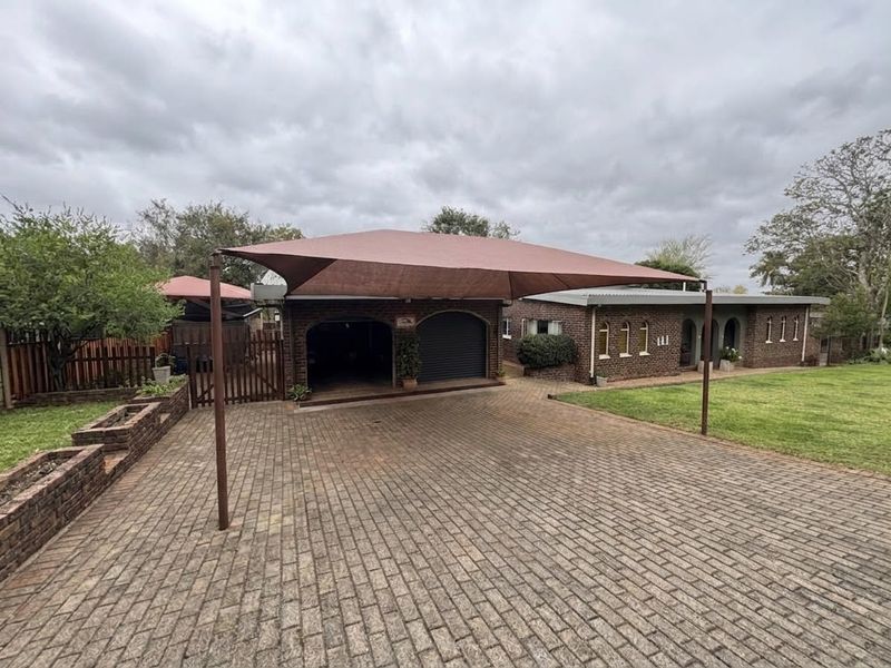 Spacious and Modern Family Home on a Large 1,927m2 Stand! - Photo 2