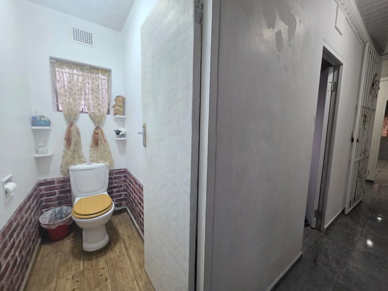 JUST LISTED IN SE 1! - Photo 8
