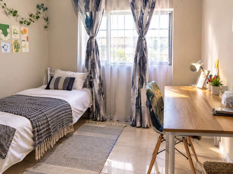 MODERN 3-BEDROOM SHOWSTOPPER | PRIVATE GARDEN | DOUBLE GARAGE | BRAAI & ENTERTAINMENT AREA | 376m2 - Photo 8