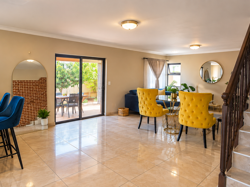 MODERN 3-BEDROOM SHOWSTOPPER | PRIVATE GARDEN | DOUBLE GARAGE | BRAAI & ENTERTAINMENT AREA | 376m2 - Photo 3