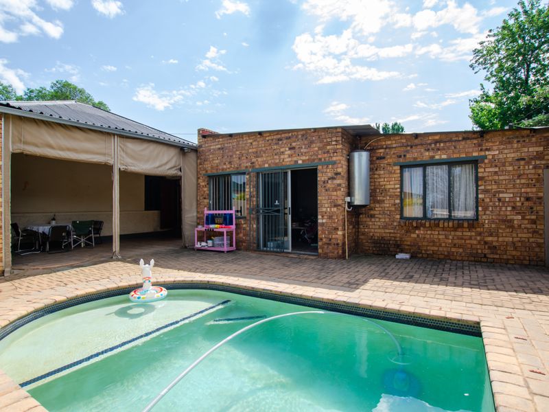 3 Bedroom House with a Flatlet in Boksburg South - Photo 2