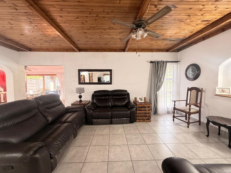 Home with a Flatlet Upper Hutten Heights - Photo 9