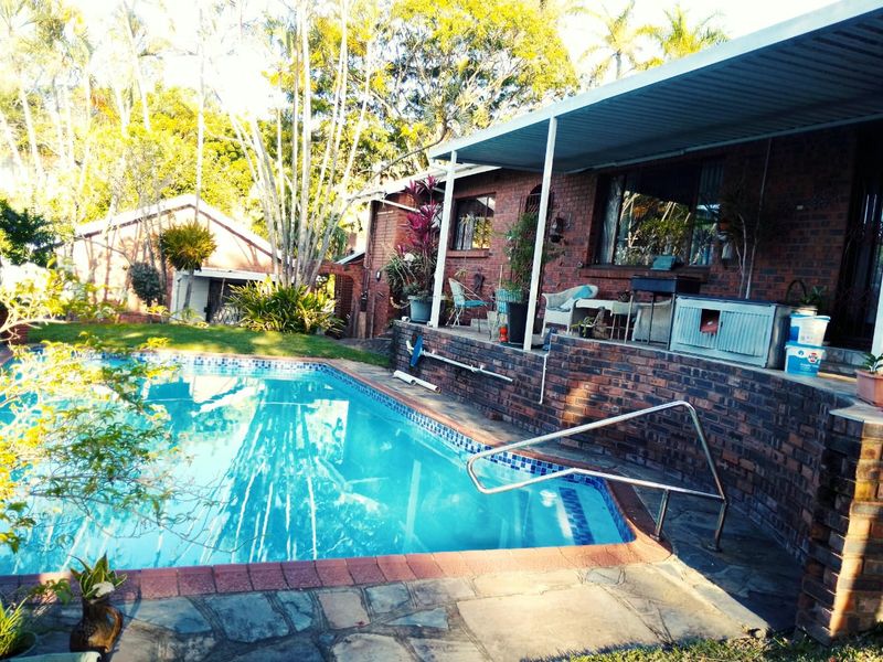 MAGNIFICENT FACEBRICK HOUSE - Photo 3
