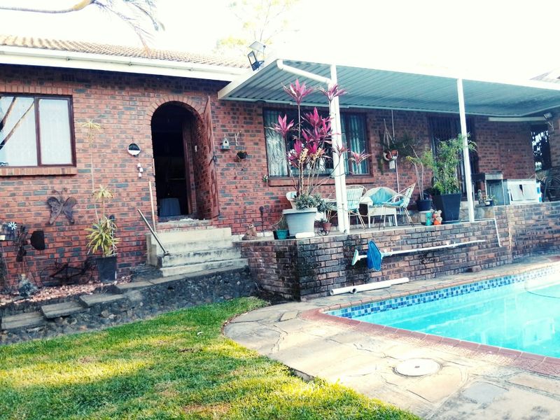 MAGNIFICENT FACEBRICK HOUSE - Photo 8