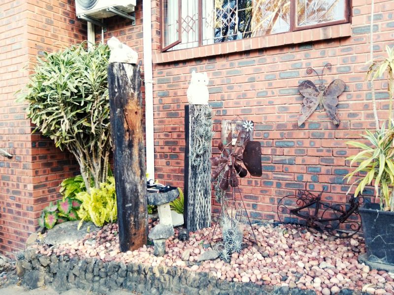 MAGNIFICENT FACEBRICK HOUSE - Photo 7