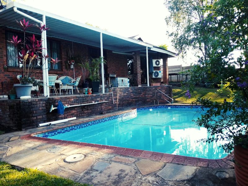 MAGNIFICENT FACEBRICK HOUSE - Photo 6