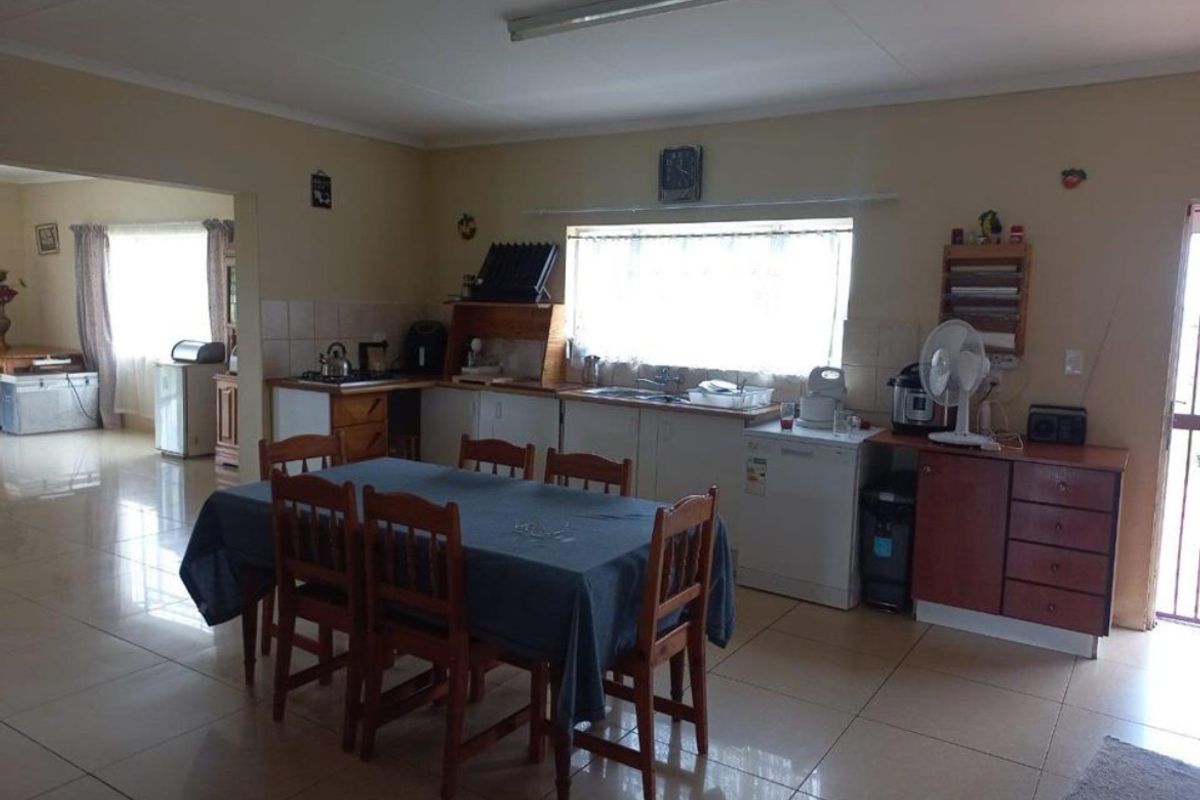 Quiet & Peaceful Home – Spacious Living with Endless Potential - Photo 5